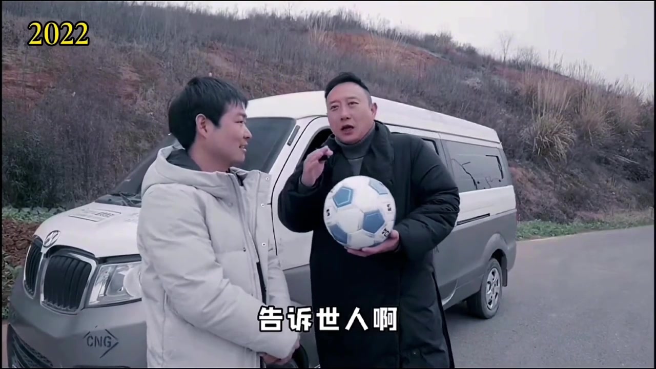 十年再見！譚警官：我記得你當(dāng)年很喜歡足球嘛！